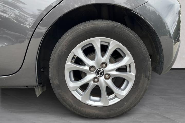 Grå Mazda 2 fra 2019