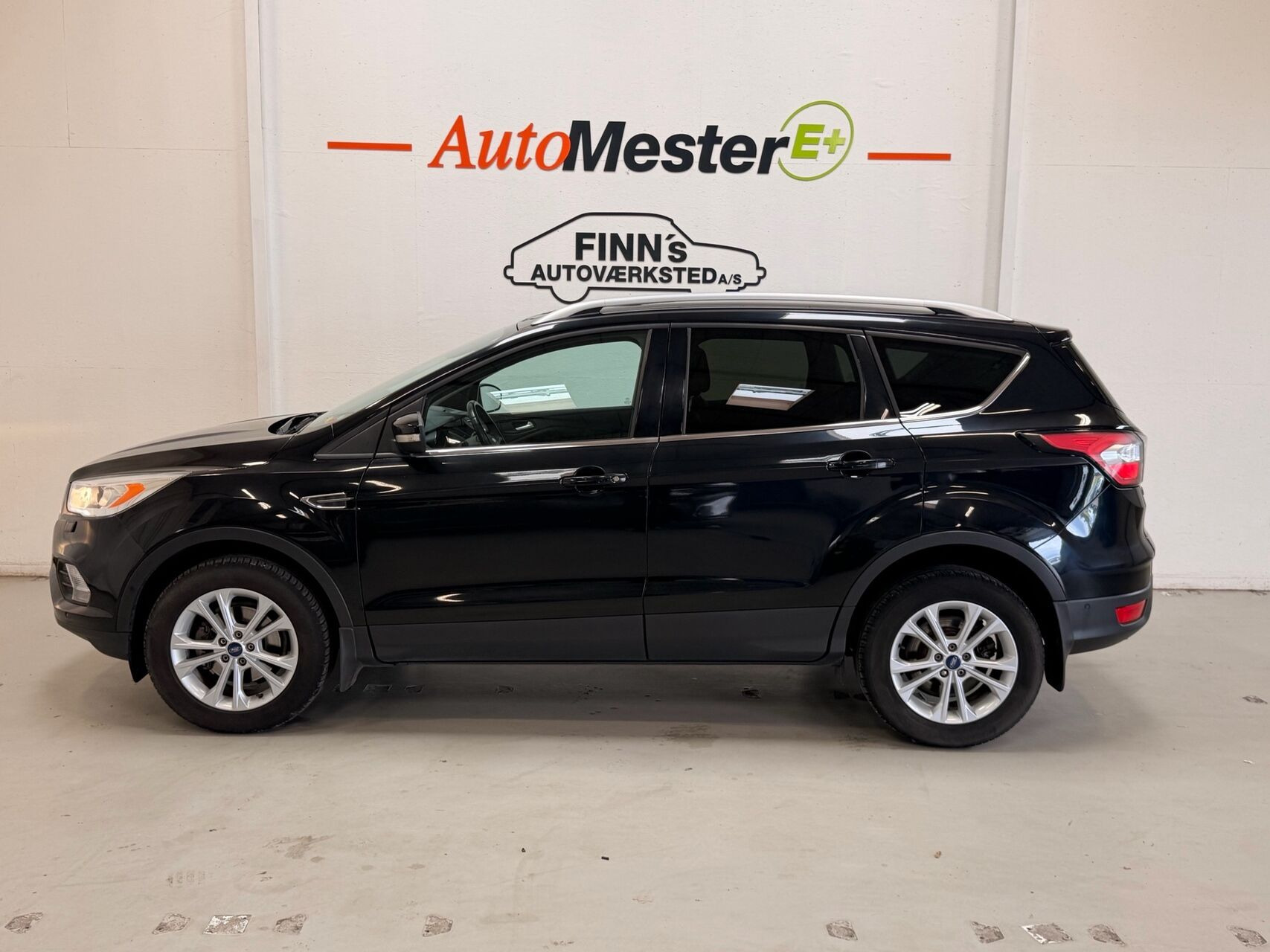 Sort Ford Kuga fra 2016