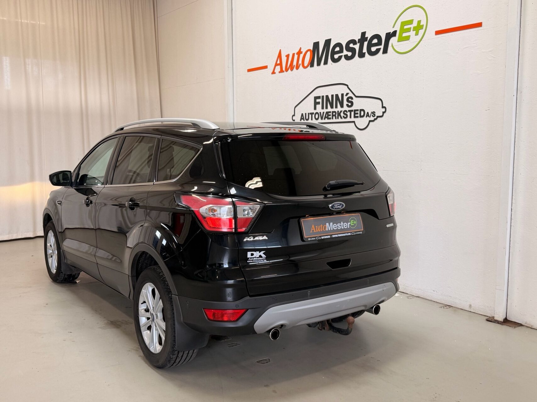 Sort Ford Kuga fra 2016