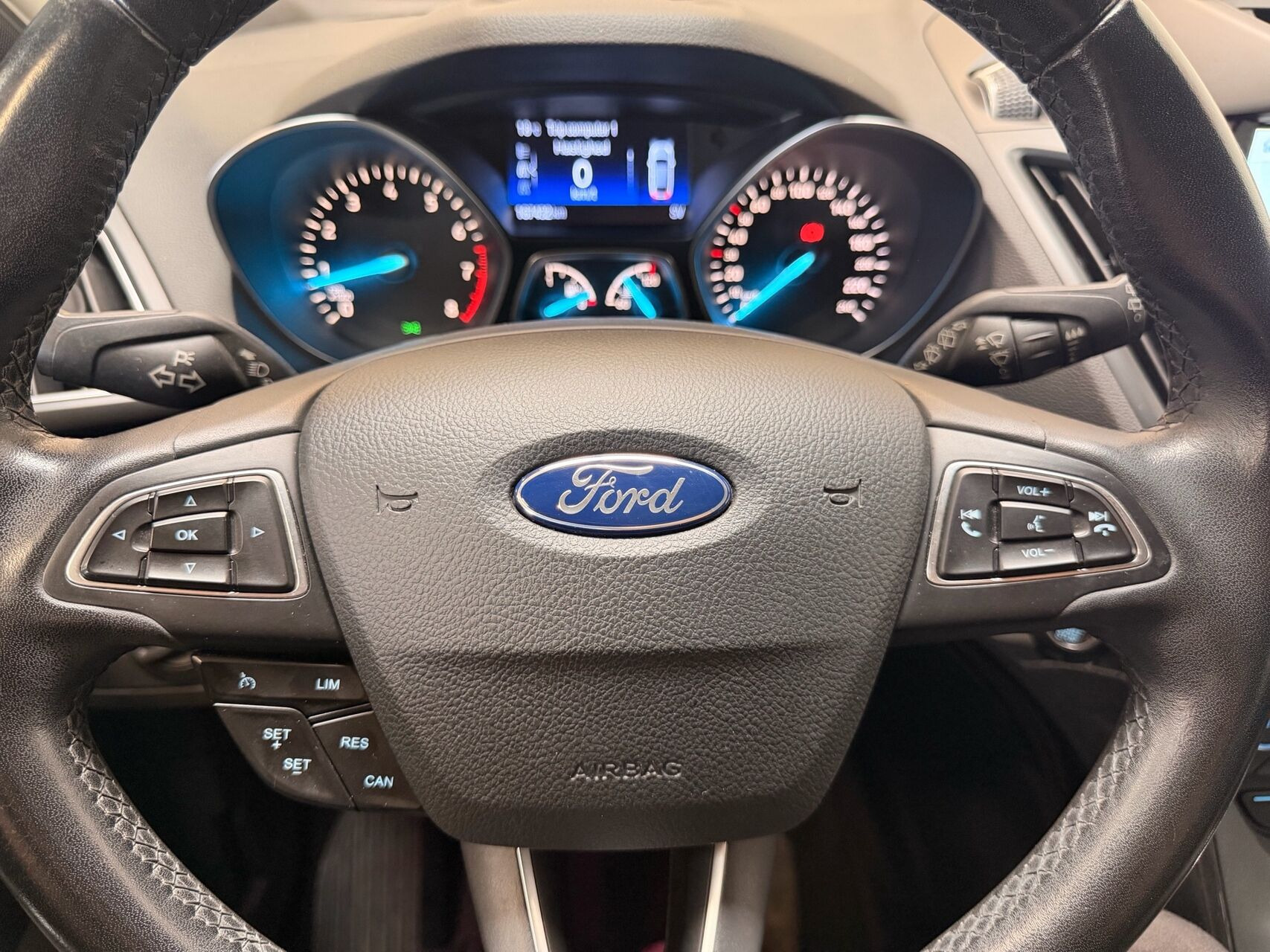 Sort Ford Kuga fra 2016