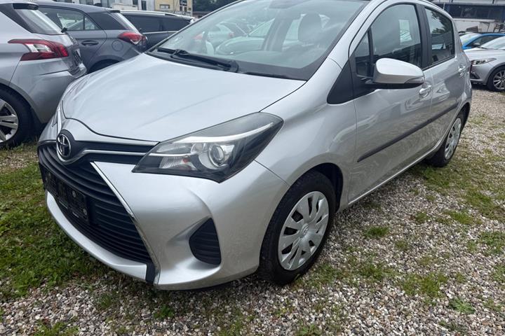 Grå Toyota Yaris fra 2015