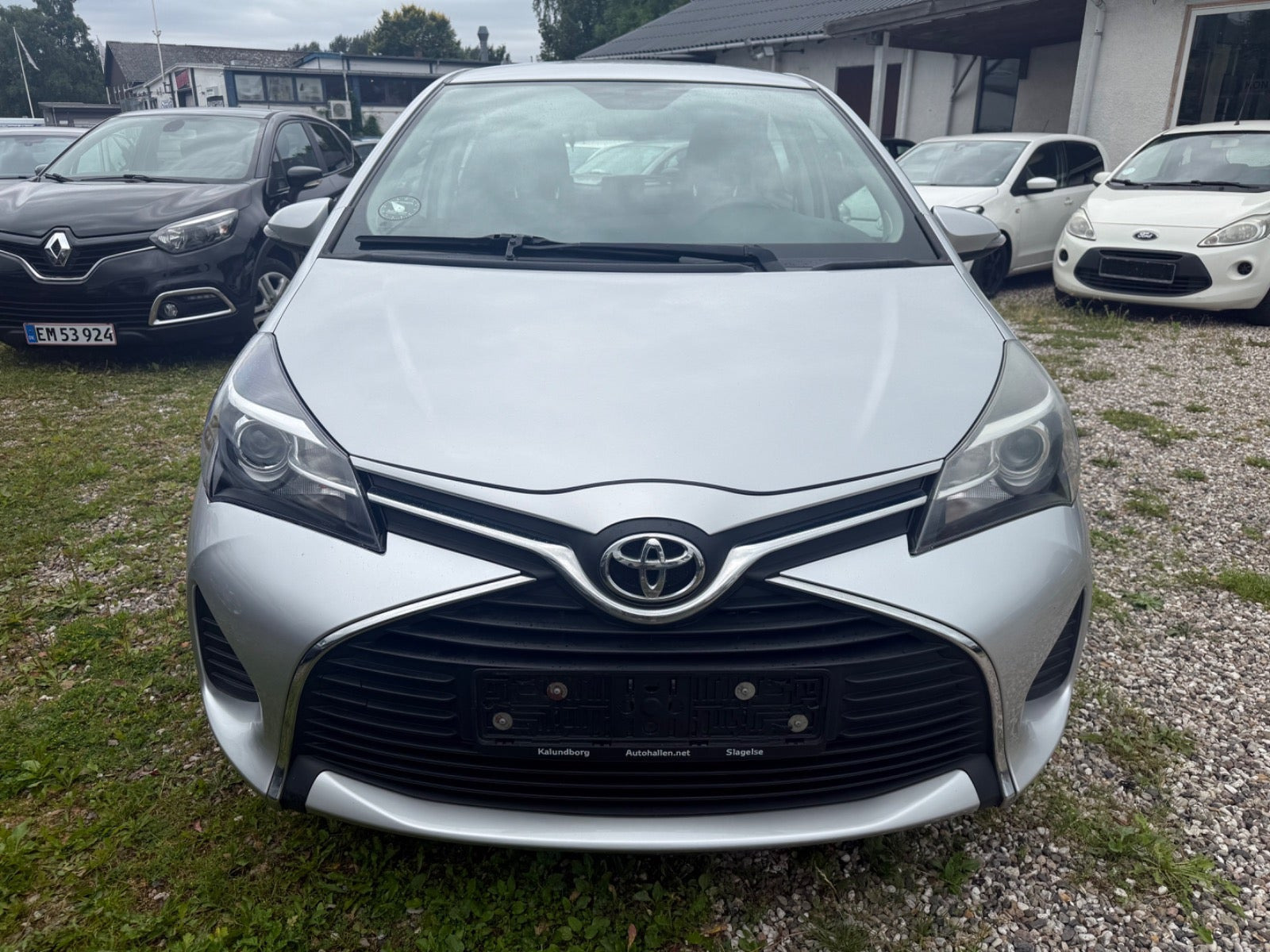 Grå Toyota Yaris fra 2015