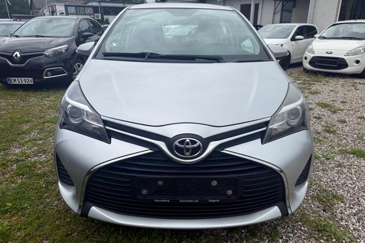 Grå Toyota Yaris fra 2015
