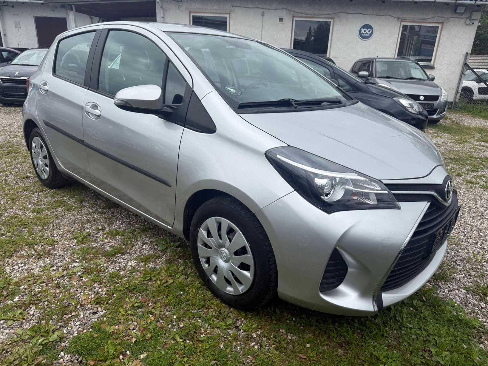 Grå Toyota Yaris fra 2015