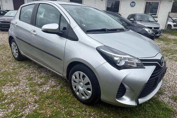 Grå Toyota Yaris fra 2015