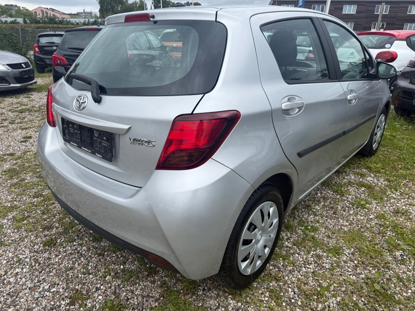 Grå Toyota Yaris fra 2015
