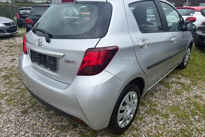 Grå Toyota Yaris fra 2015