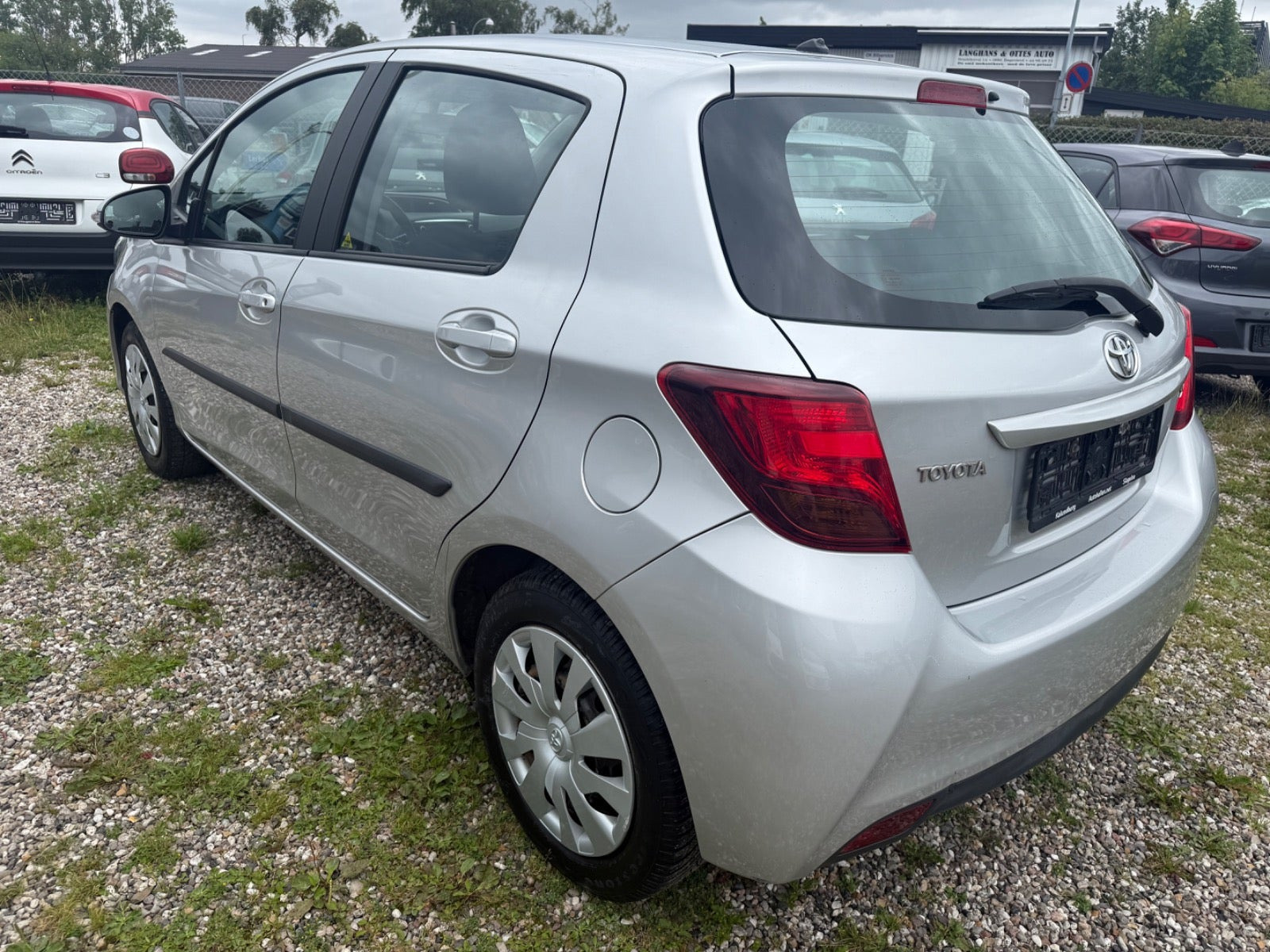 Grå Toyota Yaris fra 2015