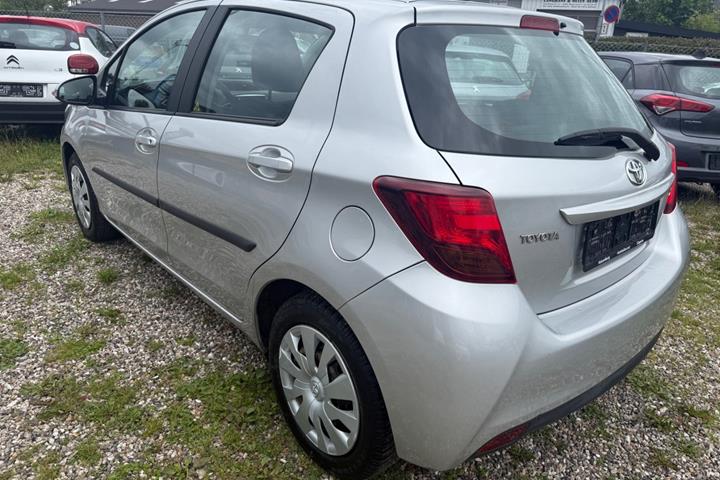 Grå Toyota Yaris fra 2015