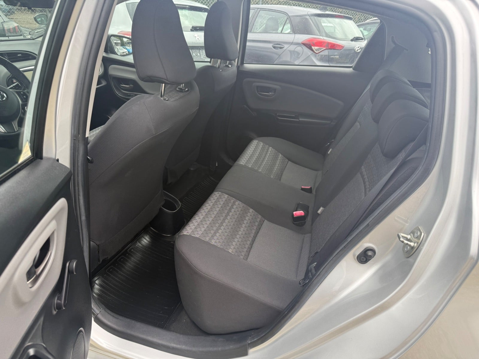 Grå Toyota Yaris fra 2015