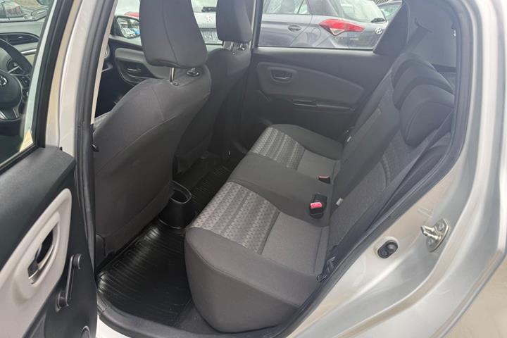 Grå Toyota Yaris fra 2015