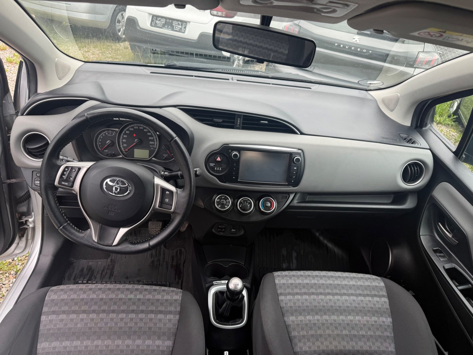 Grå Toyota Yaris fra 2015