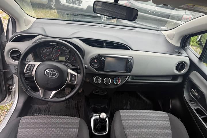 Grå Toyota Yaris fra 2015