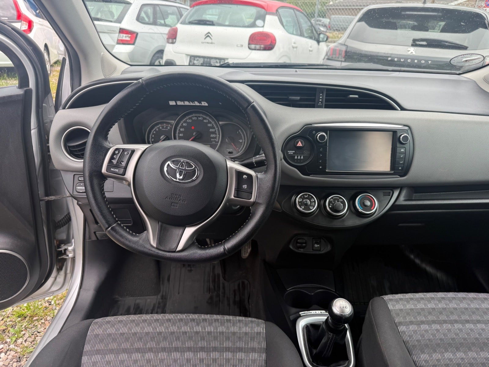 Grå Toyota Yaris fra 2015