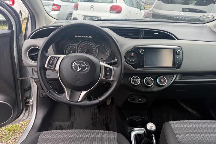 Grå Toyota Yaris fra 2015