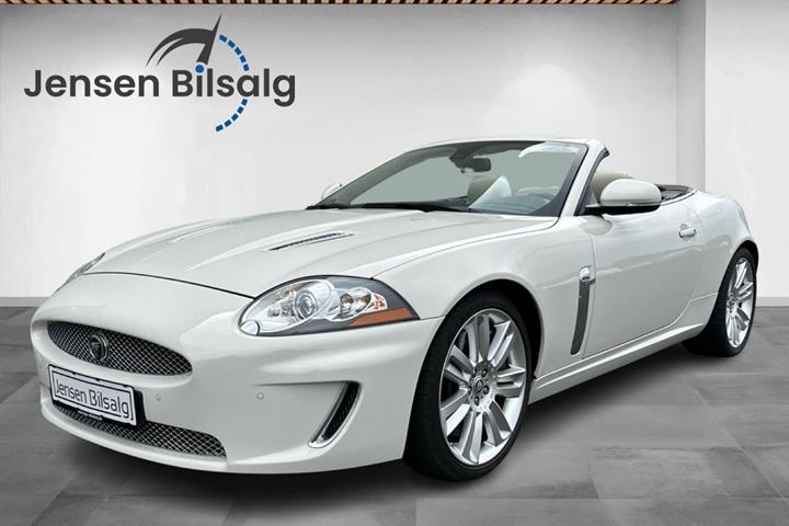 Hvid Jaguar XKR fra 2009 set udefra
