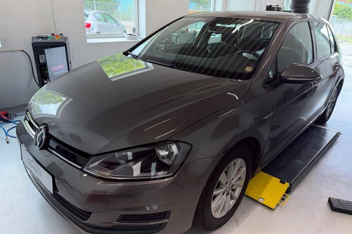Grå VW Golf VII fra 2016