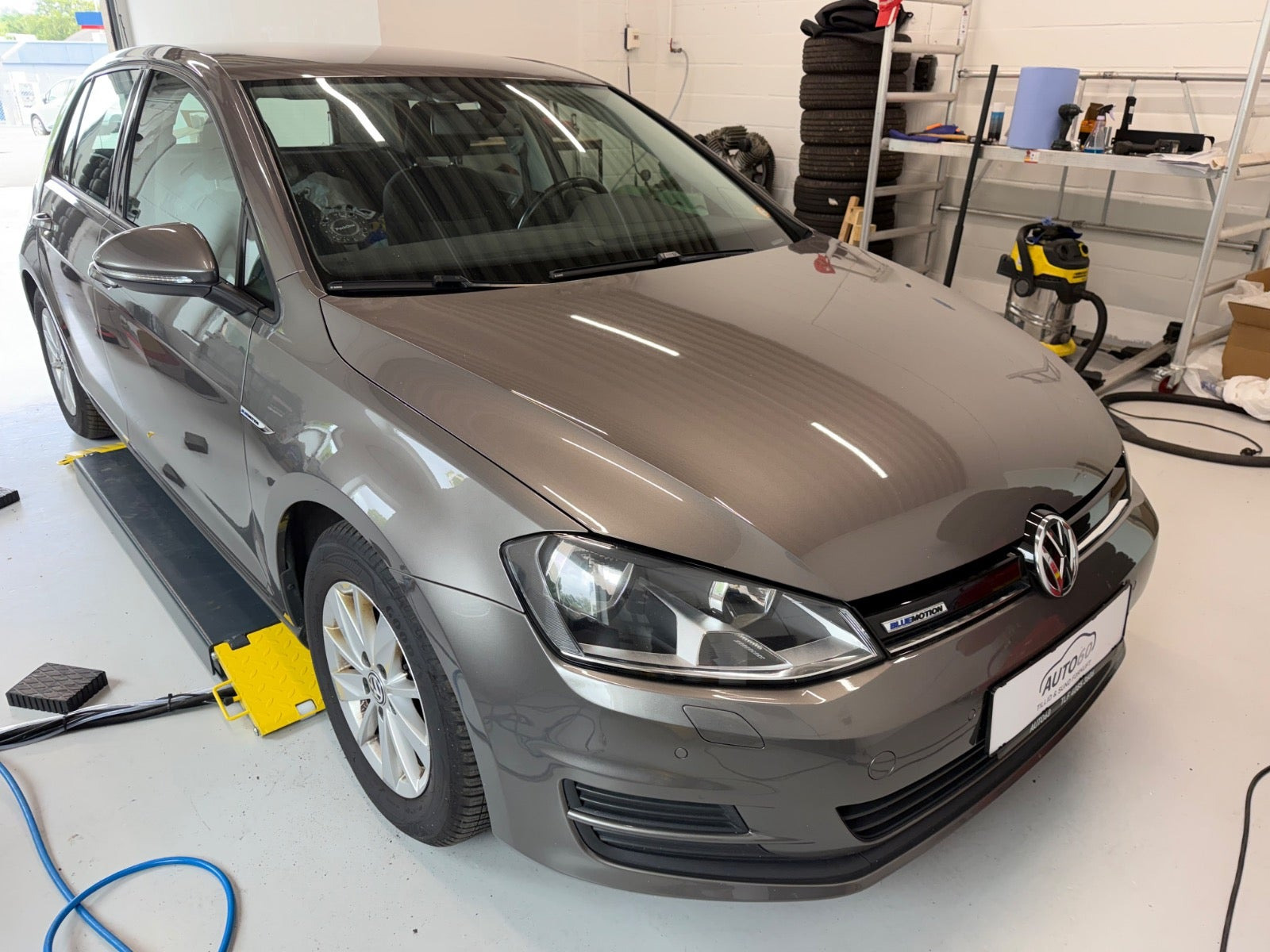 Grå VW Golf VII fra 2016