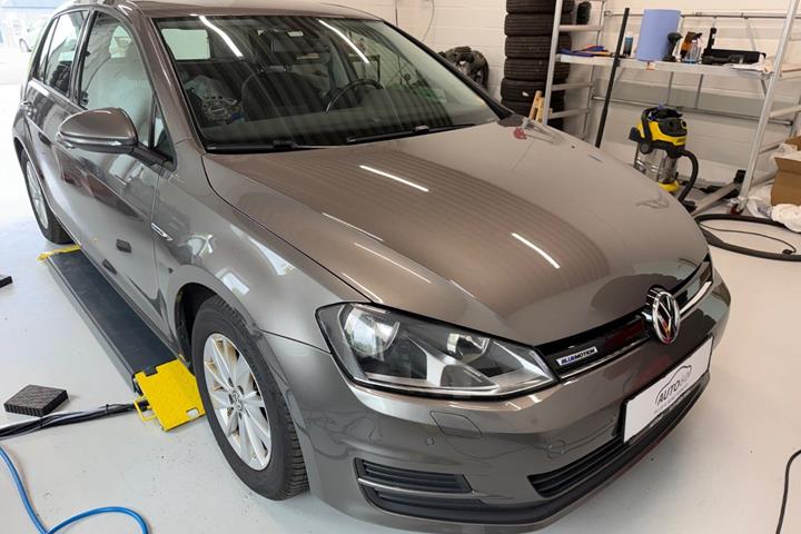 Grå VW Golf VII fra 2016