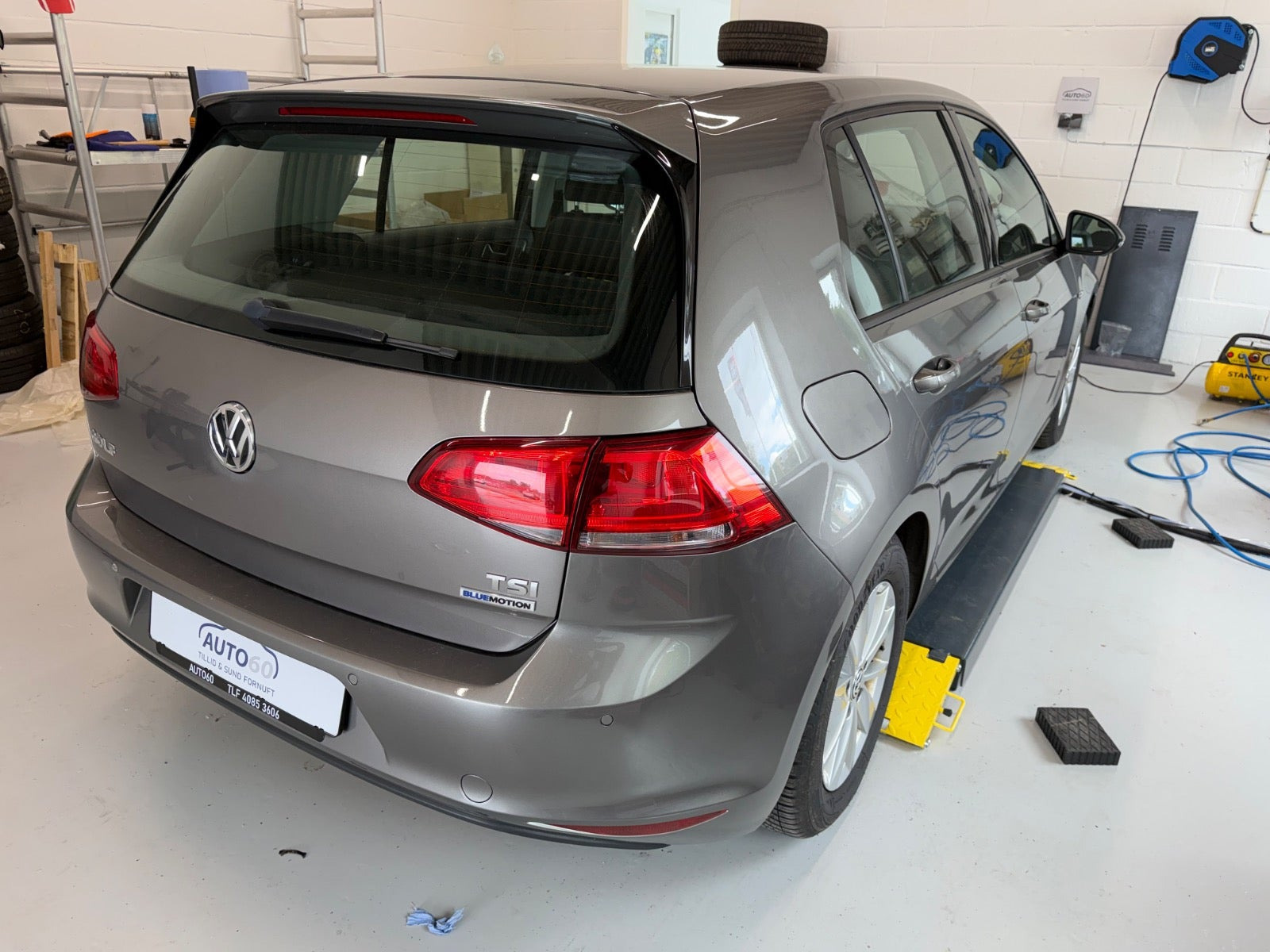 Grå VW Golf VII fra 2016