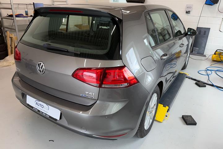 Grå VW Golf VII fra 2016
