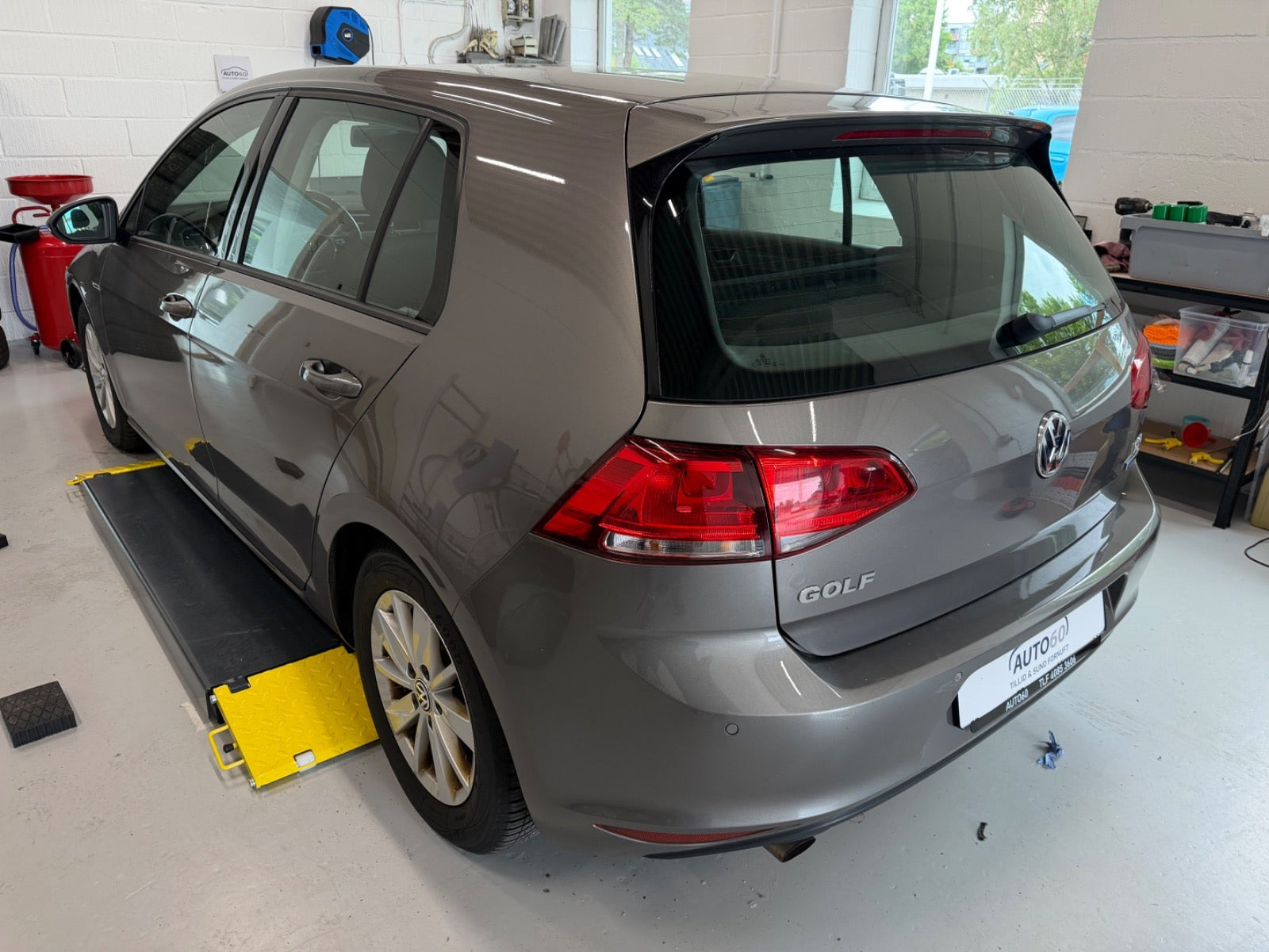 Grå VW Golf VII fra 2016