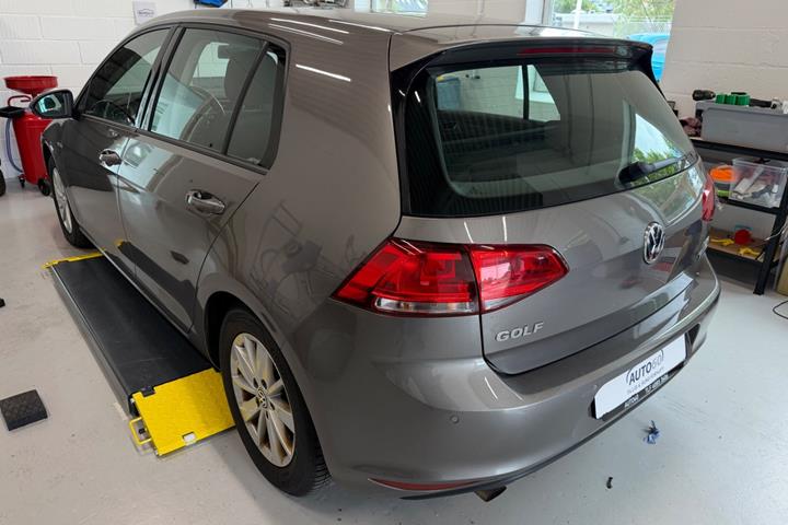 Grå VW Golf VII fra 2016