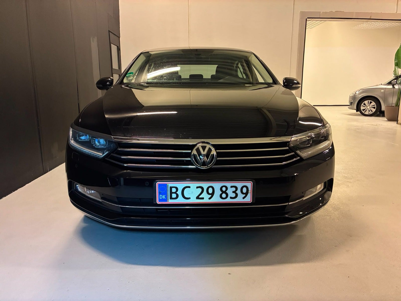 Sort VW Passat fra 2016