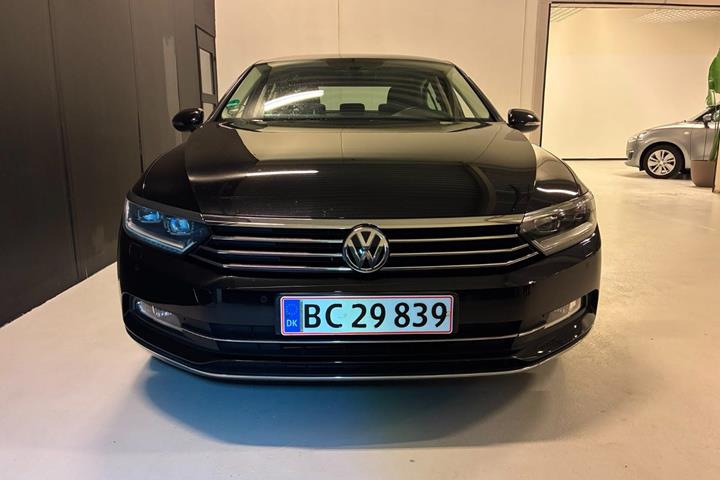 Sort VW Passat fra 2016