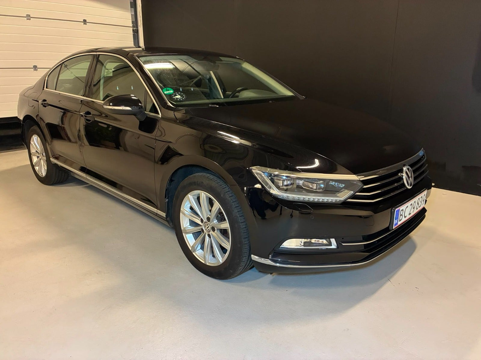 Sort VW Passat fra 2016