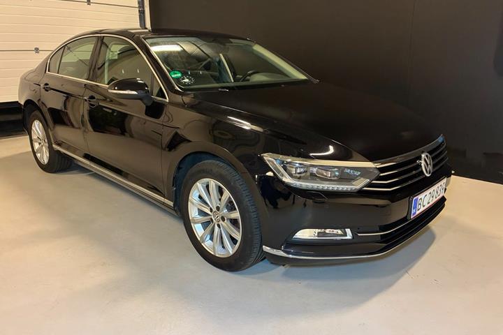 Sort VW Passat fra 2016