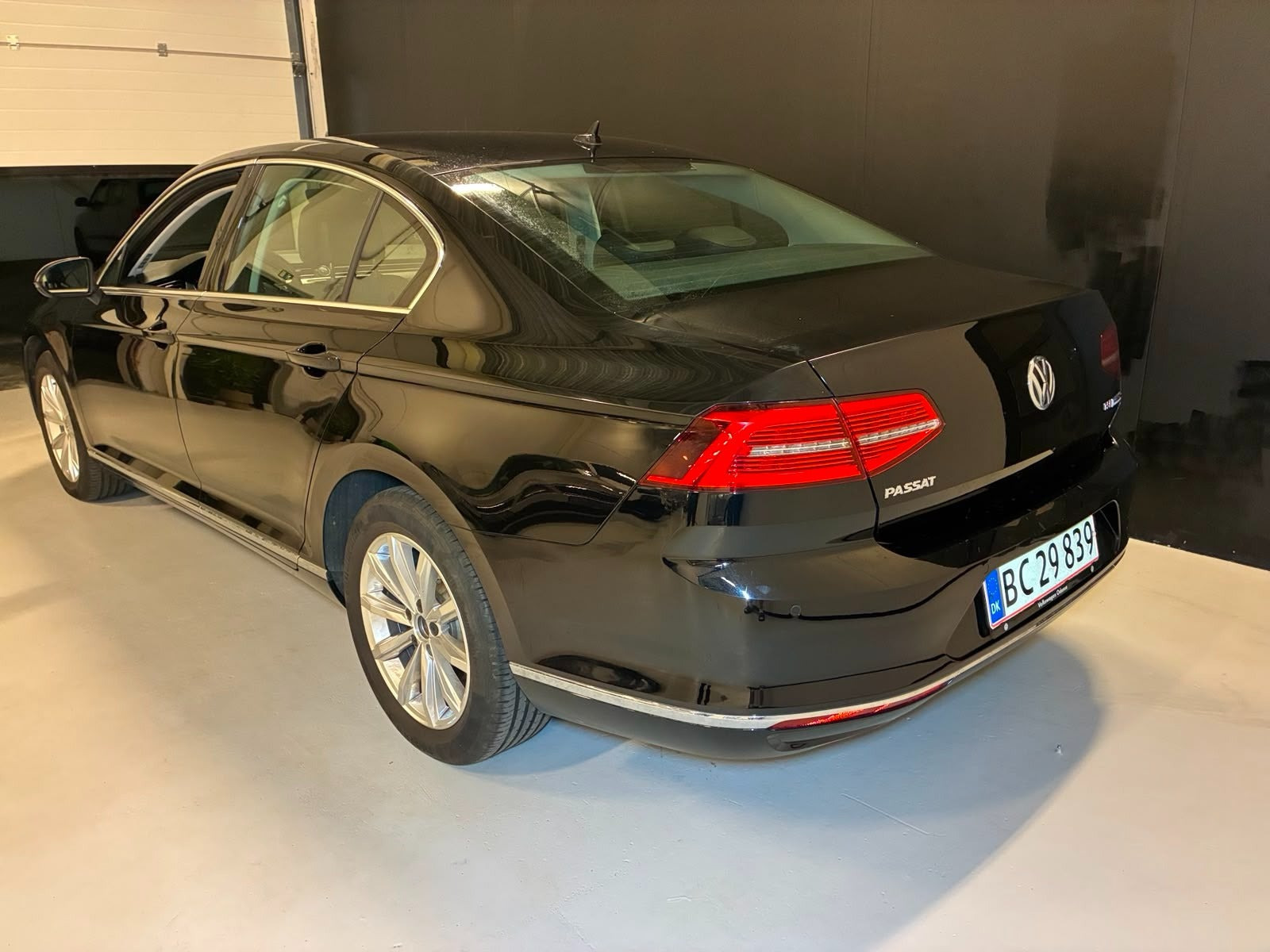 Sort VW Passat fra 2016