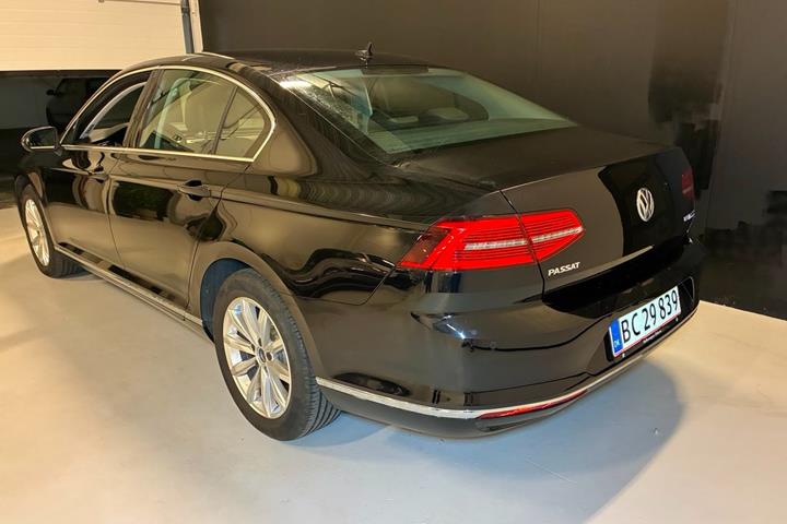 Sort VW Passat fra 2016