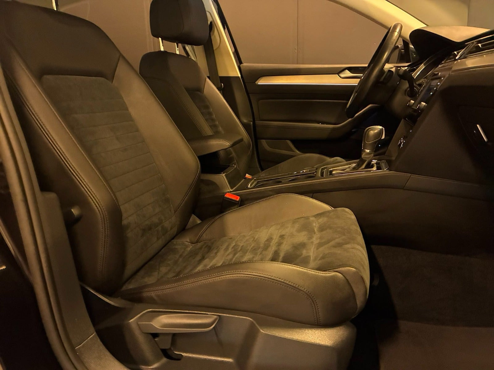 Sort VW Passat fra 2016