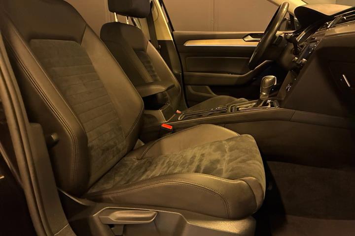 Sort VW Passat fra 2016