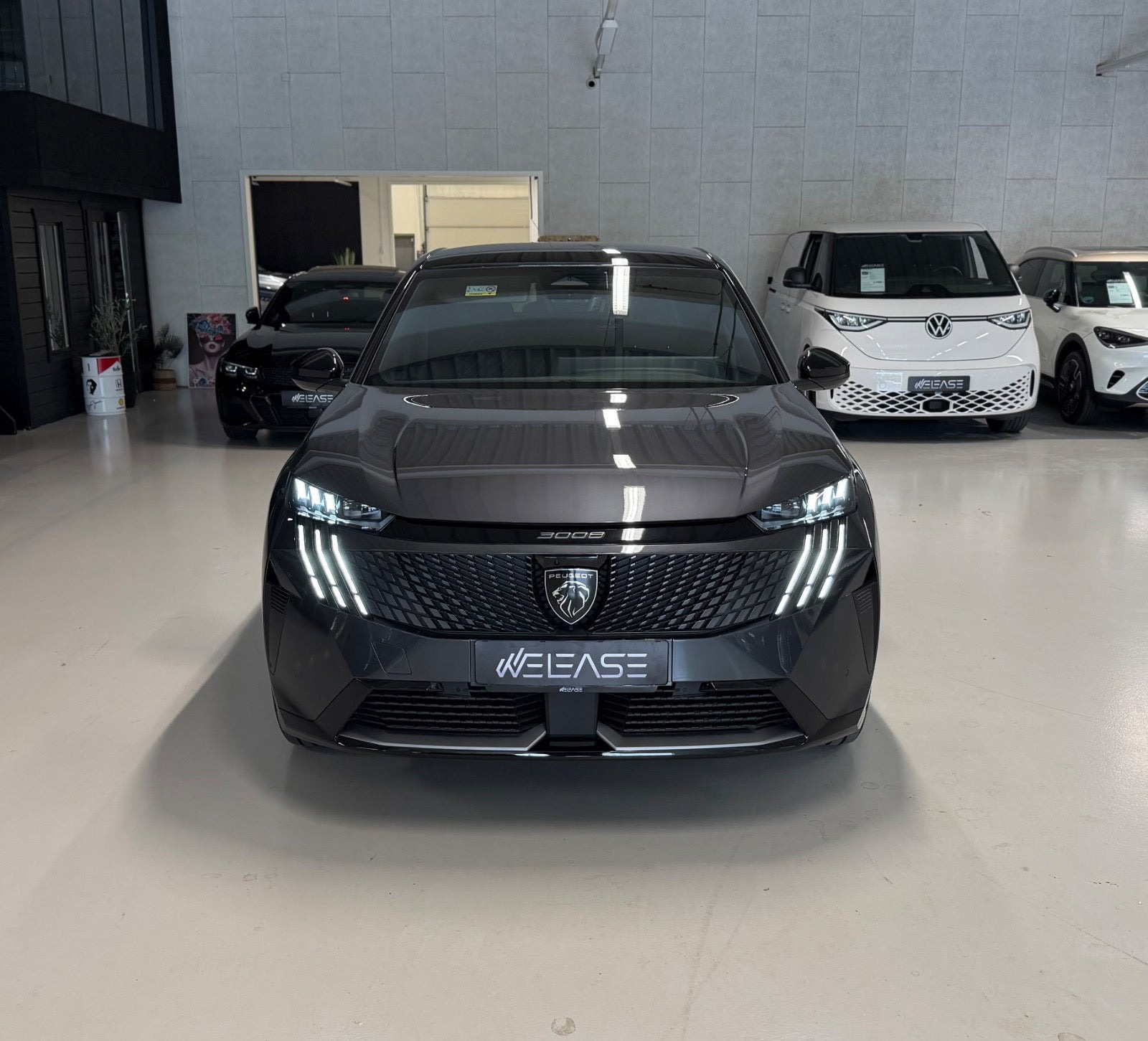 Grå Peugeot e-3008 fra 2024