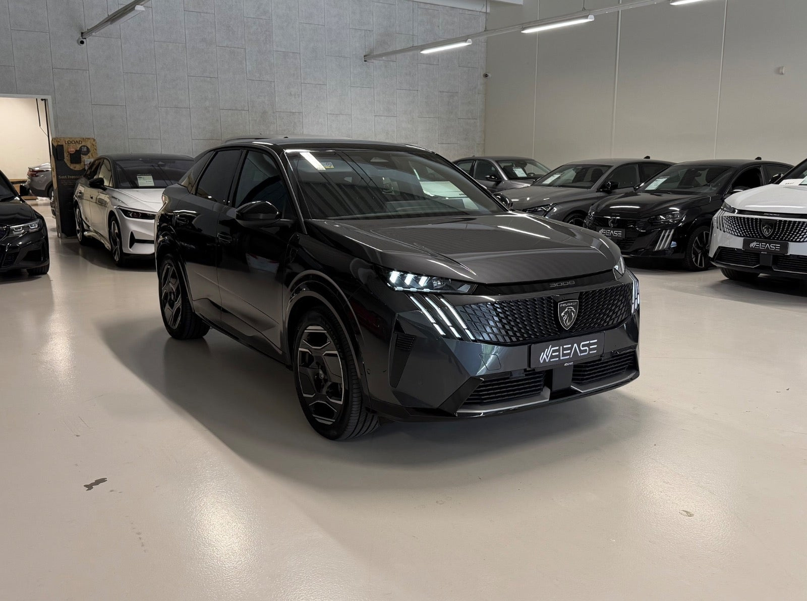 Grå Peugeot e-3008 fra 2024