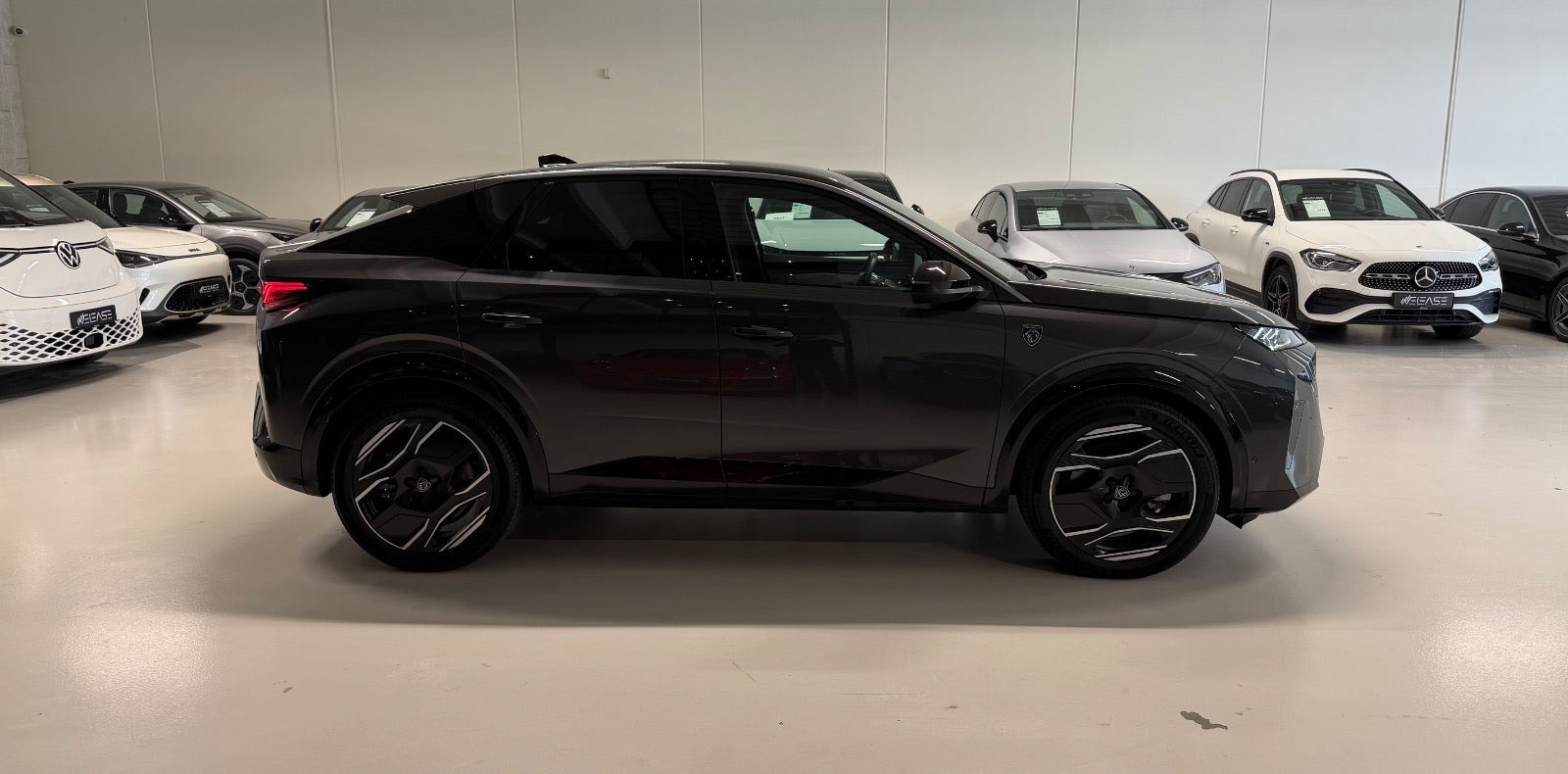 Grå Peugeot e-3008 fra 2024