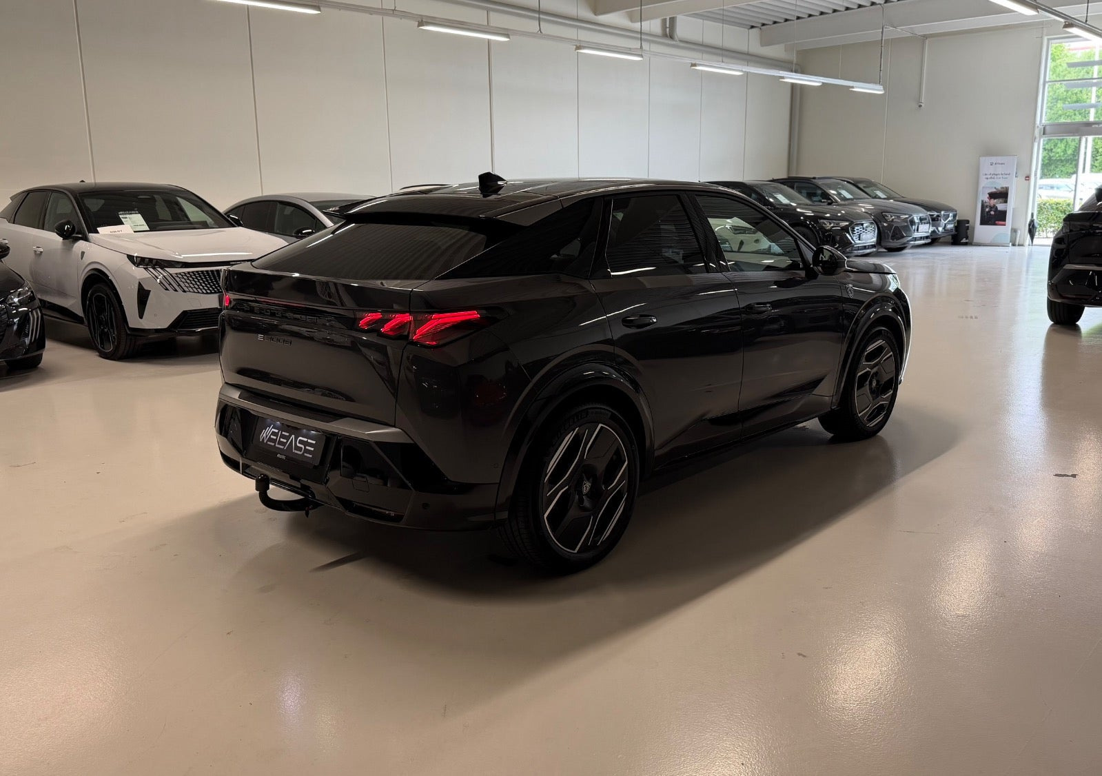Grå Peugeot e-3008 fra 2024