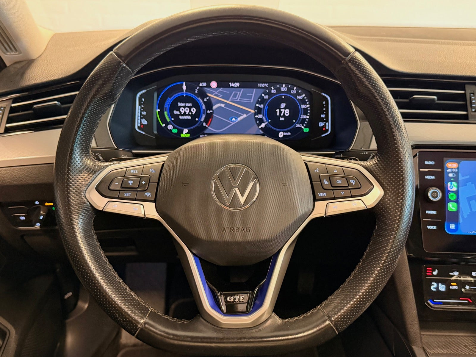 Sølv VW Passat fra 2021