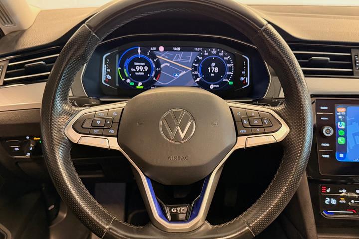 Sølv VW Passat fra 2021