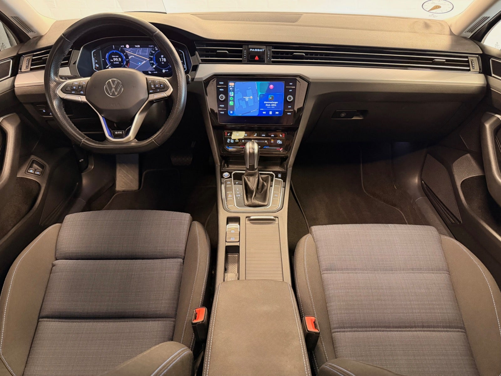 Sølv VW Passat fra 2021