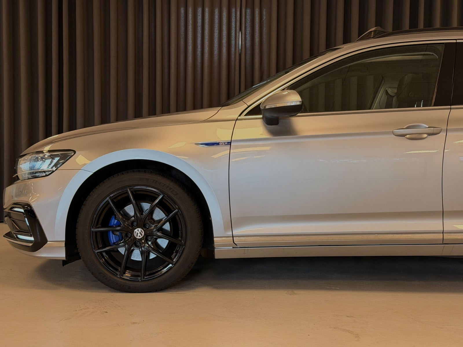 Sølv VW Passat fra 2021