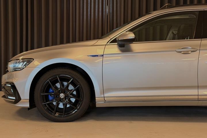 Sølv VW Passat fra 2021