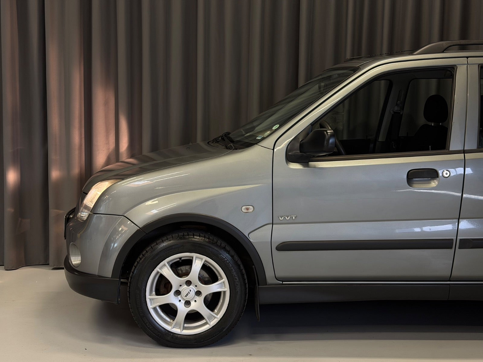 Grå Suzuki Ignis fra 2005