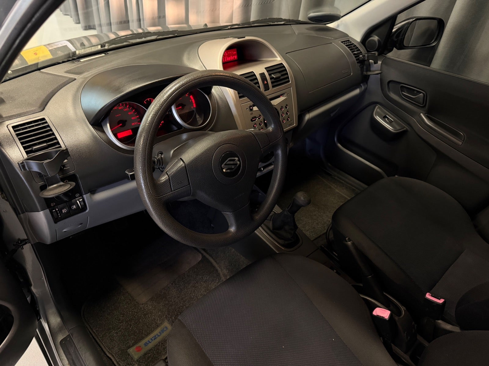 Grå Suzuki Ignis fra 2005