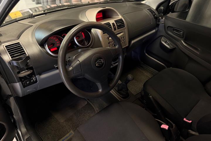 Grå Suzuki Ignis fra 2005
