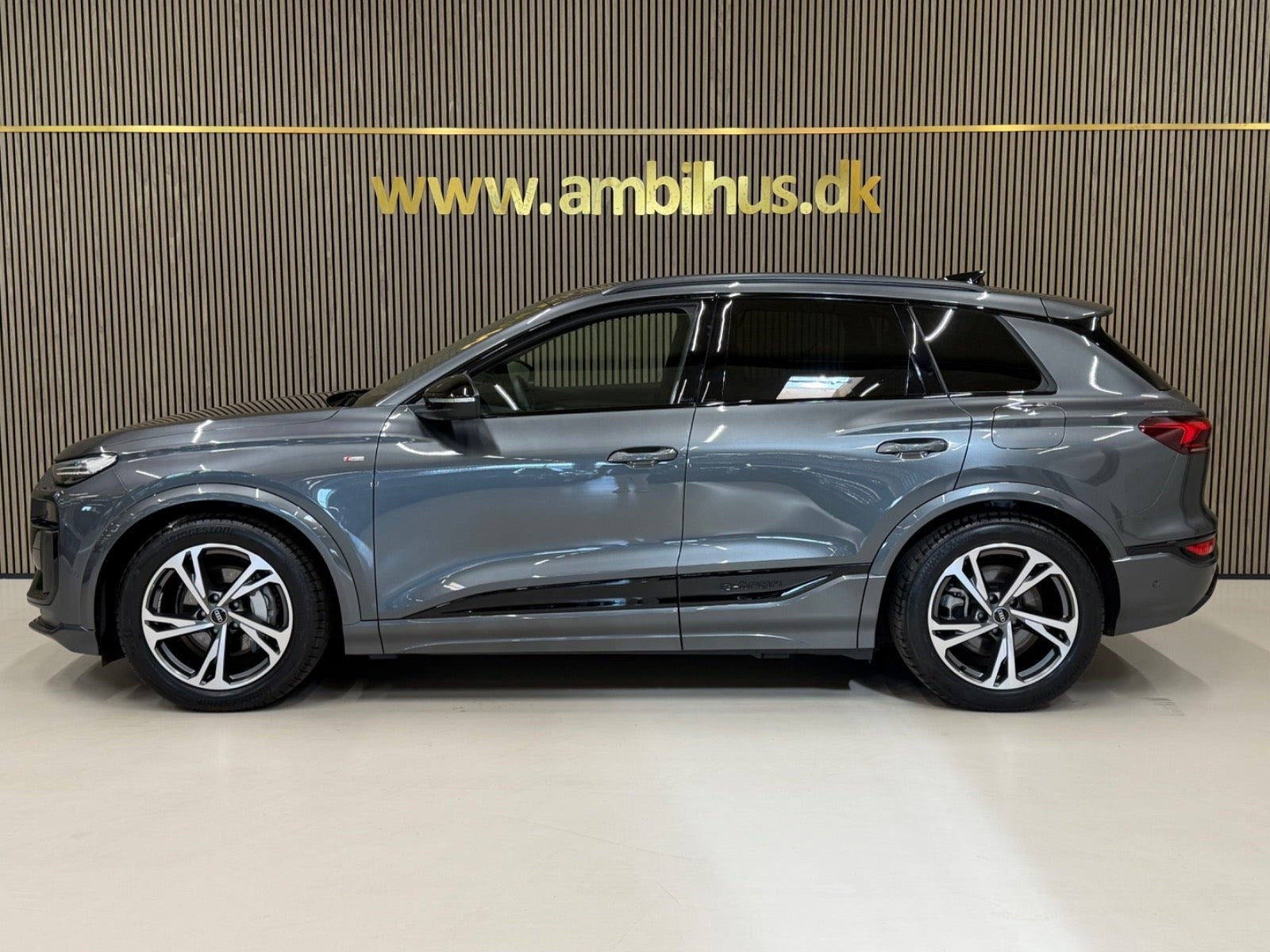 Grå Audi Q6 e-tron fra 2025