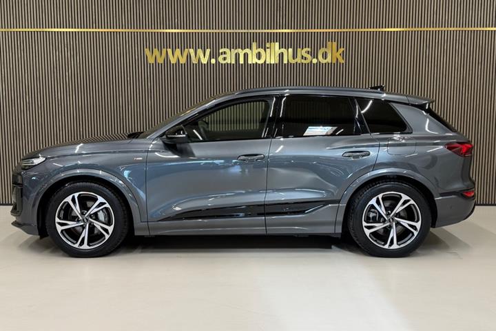 Grå Audi Q6 e-tron fra 2025