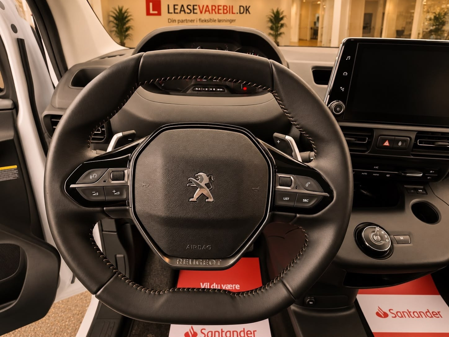 Hvid Peugeot Partner fra 2023
